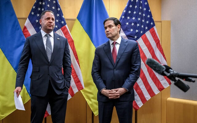 US Secretary of State Marco Rubio (right) and Ukraine's Presidential Office Chief of Staff Andriy Yermak hold a press conference in Geneva on November 23, 2025. (Fabrice COFFRINI / AFP)