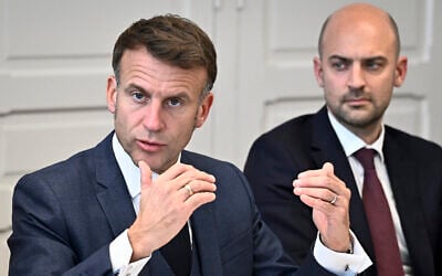 France's President Emmanuel Macron (L), flanked by France's Foreign Affairs Minister Jean-Noel Barrot (R), speaks during a statement to the press with members of the Government and of the French Army, following a meeting of the Coalition of the Willing, at the Elysee Palace, in Paris, on November 25, 2025. (JULIEN DE ROSA / POOL / AFP)