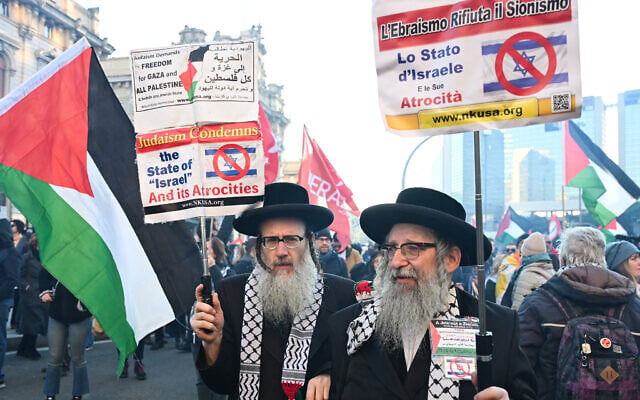 Neturei Karta Rabbi Yisroel Dovid Weiss (R) attends an anti-Israel, pro-Palestinian demonstration as part of the nationwide General Strike, in Genoa, Italy, on November 28, 2025. (Piero CRUCIATTI / AFP) Neturei Karta Rabbi Yisroel Dovid Weiss (R) attends an anti-Israel, pro-Palestinian demonstration as part of the nationwide General Strike, in Genoa, Italy, on November 28, 2025. (Piero CRUCIATTI / AFP)