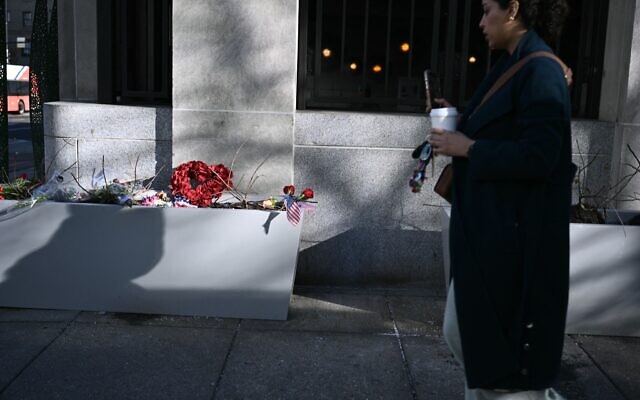 A woman walks past a makeshift memorial in honoring the two National Guard service members who were shot near the Farragut West Metro Station in Washington, DC on November 28, 2025 (Brendan SMIALOWSKI / AFP) A woman walks past a makeshift memorial in honoring the two National Guard service members who were shot near the Farragut West Metro Station in Washington, DC on November 28, 2025 (Brendan SMIALOWSKI / AFP)