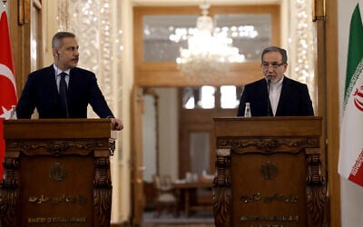 Turkey's Foreign Minister Hakan Fidan (L) and Iran's Foreign Minister Abbas Araghchi hold a joint press conference in Tehran on November 30, 2025. (ATTA KENARE / AFP)