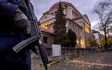 Illustrative: A German police officer stands guard in front of the synagogue in Frankfurt, Germany, November 8, 2023. (AP Photo/Michael Probst, File)