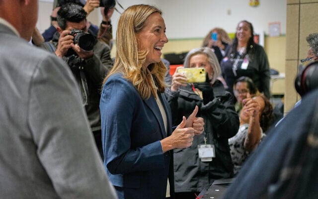 میکی شریل، نامزد فرمانداری نیوجرسی، پس از رأی دادن در مونتکلر، نیوجرسی، ۴ نوامبر ۲۰۲۵، واکنش نشان می‌دهد.