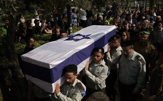 IDF soldiers carry the coffin of slain hostage Israeli-American Capt. Omer Neutra, after his body was returned from Gaza, at the Kiryat Shaul cemetery, in Tel Aviv, November 7, 2025. (AP Photo/Leo Correa)