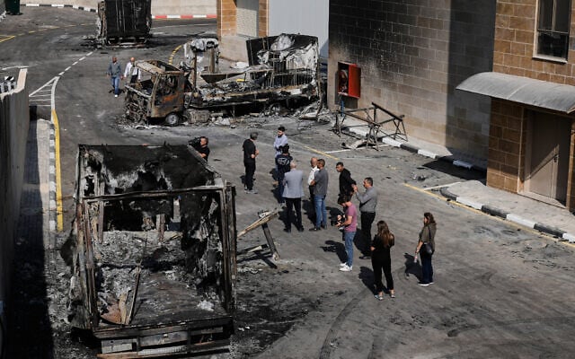 Palestinos y periodistas inspeccionan los daños en una zona industrial tras un ataque perpetrado el día anterior por colonos israelíes en la aldea de Beit Lid, cerca de Tulkarm, en Cisjordania, el 12 de noviembre de 2025. (Foto AP/Majdi Mohammed)