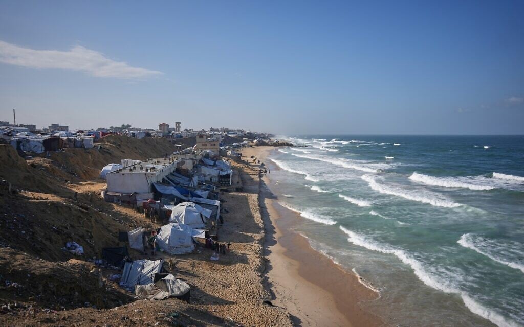 Temporary tents stretch along the beachfront in Deir al-Balah, in the central Gaza Strip, Nov. 15, 2025. (AP Photo/Abdel Kareem Hana)