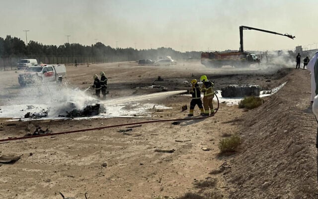 Los servicios de emergencias acuden al lugar donde se estrelló un avión de combate HAL Tejas de India, durante una exhibición aérea en el Dubai Air Show, en el aeropuerto internacional Al Maktoum de Dubái, Emiratos Árabes Unidos, el 21 de noviembre de 2025. (Dubai Media Office via AP) Los servicios de emergencias acuden al lugar donde se estrelló un avión de combate HAL Tejas de India, durante una exhibición aérea en el Dubai Air Show, en el aeropuerto internacional Al Maktoum de Dubái, Emiratos Árabes Unidos, el 21 de noviembre de 2025. (Dubai Media Office via AP)