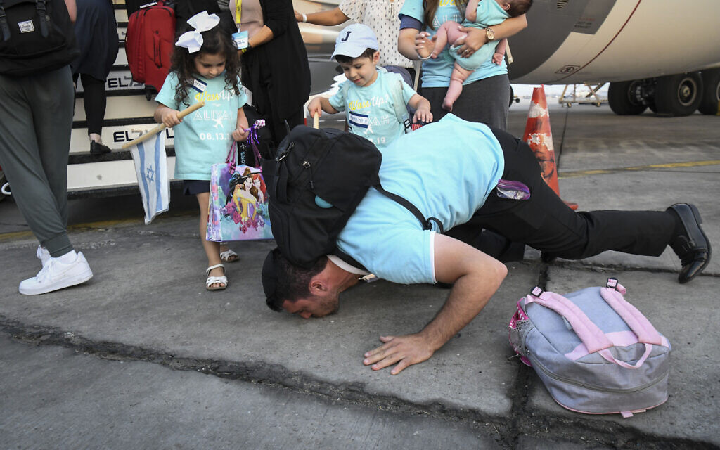 New immigrants from North America arrive at Ben Gurion airport on August 14, 2019. (Flash90) New immigrants from North America arrive at Ben Gurion airport on August 14, 2019. (Flash90)