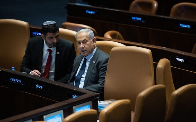 Prime Minister Benjamin Netanyahu (right) with Communications Minister Shlomo Karhi in the Knesset, May 1, 2023. (Yonatan Sindel/Flash90)