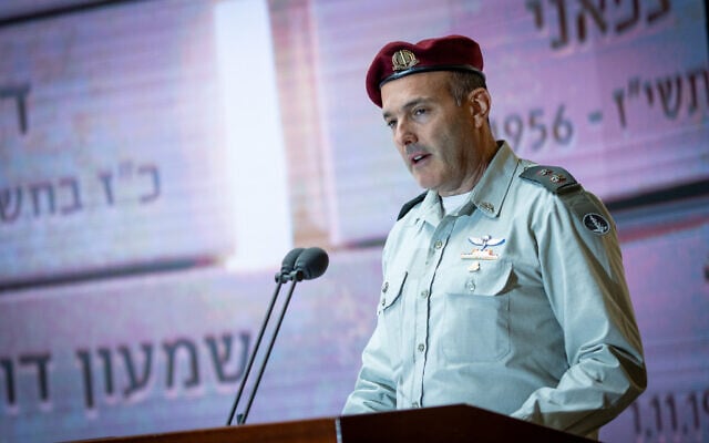 Shai Abramson attends a memorial ceremony for the 1956 Suze (Kadesh) military operation, at Mount Herzl cemetery in Jerusalem, November 28, 2024. (Oren Ben Hakoon/Flash90)