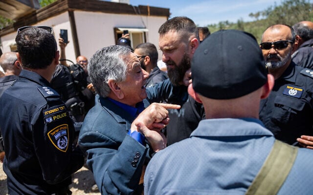 Rahat mayor Talal al-Kernawi shouts at National Security Itamar Ben Gvir on May 7, 2025. (Chaim Goldberg/Flash90)