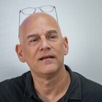 Journalist Guy Peleg arrives at the Jerusalem Magistrate Court for a hearing in a lawsuit against him by Religious Zionism MK Simcha Rothman, May 22, 2025. (Chaim Goldberg/Flash90)