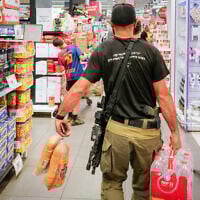 Israelis shop for food on Israel. June 13, 2025. (Michael Giladi/FLASH90)