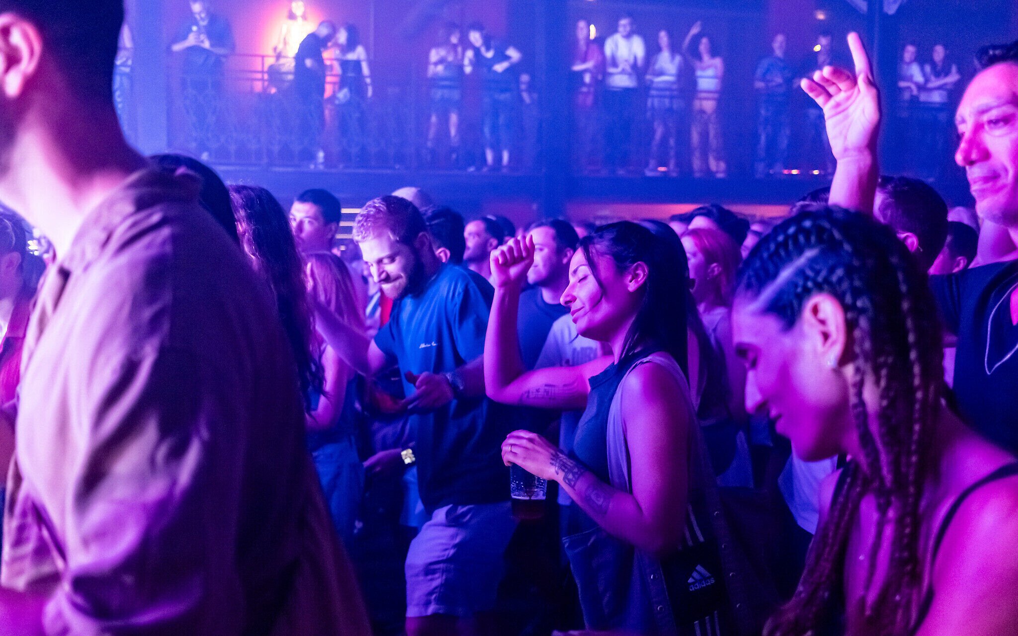 Police arrest four Tel Aviv clubgoers after they threaten and try to bite cops