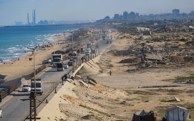 Palestinians seen along the Gaza City seafront, following the ceasefire agreement between Hamas and Israel, October 18, 2025 (Ali Hassan/Flash90)
