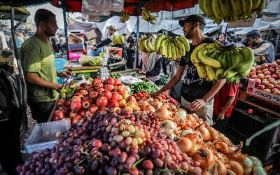 Palestinian markets are crowded with people as life returns to normal in Khan Younis, in the southern Gaza Strip, in an undated photo from October 2025 following the start of a ceasefire between Israel and Hamas. (Abed Rahim Khatib/Flash90)