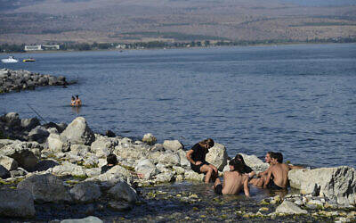 Israelis at the Sea of Galilee on October 25, 2025. (Michael Giladi/Flash90)