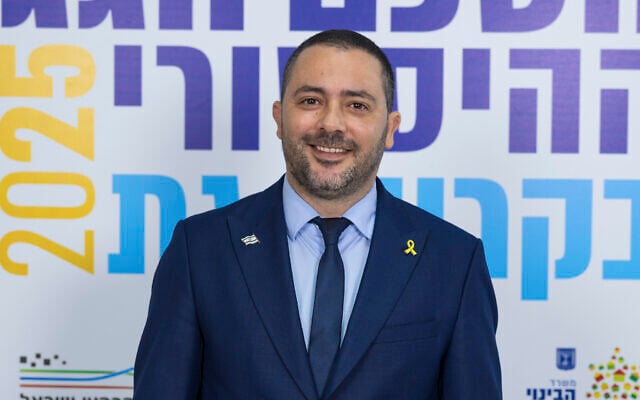 Kiryat Gat Mayor Kfir Swisa poses during a ceremony in Kiryat Gat, October 29, 2025 (Liron Moldovan/Flash90)