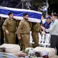 Soldiers carry the coffin of Staff Sgt. Oz Daniel, whose body was returned from Gaza, at the Kfar Saba Military Cemetery on November 6, 2025 (Avshalom Sassoni/Flash90)