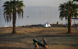 Israelis enjoy the northern shores of the Sea of Galilee during unseasonably hot November weather, November 7, 2025. (Michael Giladi/Flash90)