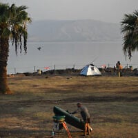 Israelis enjoy the northern shores of the Sea of Galilee during unseasonably hot November weather, November 7, 2025. (Michael Giladi/Flash90)