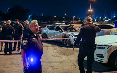 Israeli security forces at the scene of a shooting in which one man was killed, in Tel Aviv, November 8, 2025. (Yehoshua Yosef/Flash90)