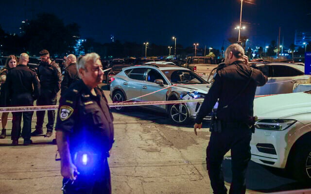 Israeli security forces at the scene of a shooting in which one man was killed, in Tel Aviv, November 8, 2025. (Yehoshua Yosef/Flash90)
