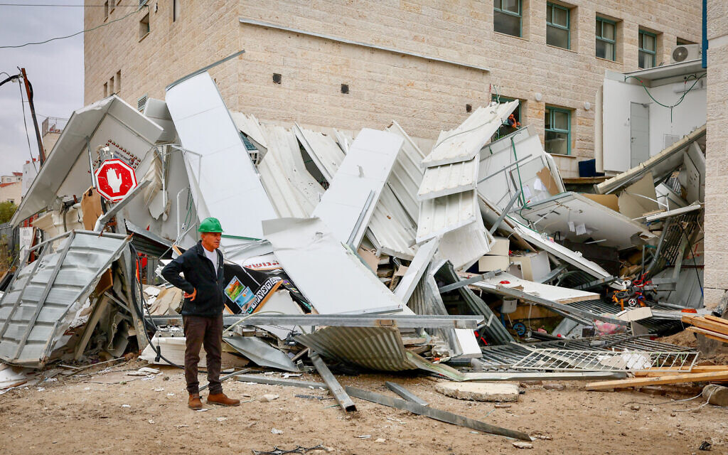 Police and Home Front Command personnel at the scene where a special educational institution in Beit Shemesh collapsed leaving at least four girls injured. November 16, 2025 (Oren Cohen/FLASH90)