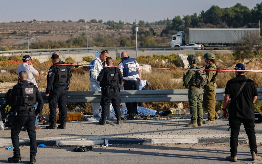 Israeli security forces and rescue personnel at the scene of a terror attack at the Gush Etzion Junction in the West Bank, November 18, 2025. (Chaim Goldberg/Flash90)