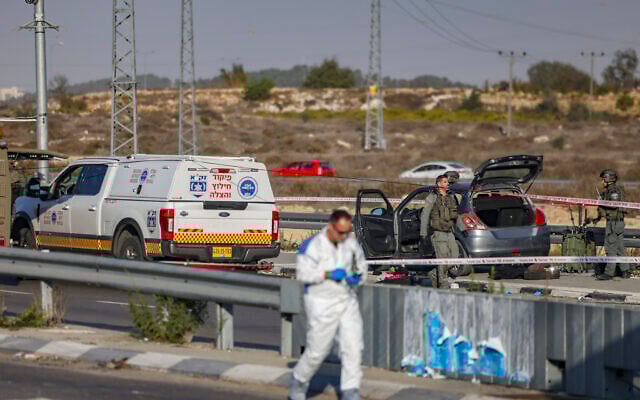 Israeli security forces and rescue personnel at the scene of a terror attack at the Gush Etzion Junction in the West Bank, November 18, 2025. (Chaim Goldberg/Flash90)