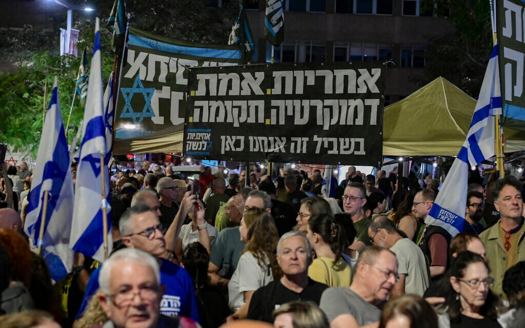 Anti-government protesters demanding a state commission of inquiry into the October 7 massacre at Habima Square, Tel Aviv, November 22, 2025. (Avshalom Sassoni/Flash90)