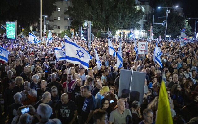 Anti-government protesters demanding a state commission of inquiry into the October 7 massacre rally at Habima Square, Tel Aviv, November 22, 2025. (Erik Marmor/Flash90)