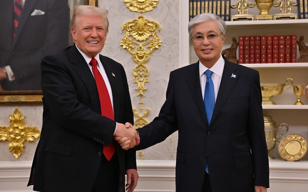 US President Donald Trump and Kazakhstan President Kassym-Jomart Tokayev in the Oval Office of the White House on November 6, 2025. (Press Office of the President of Kazakhstan)