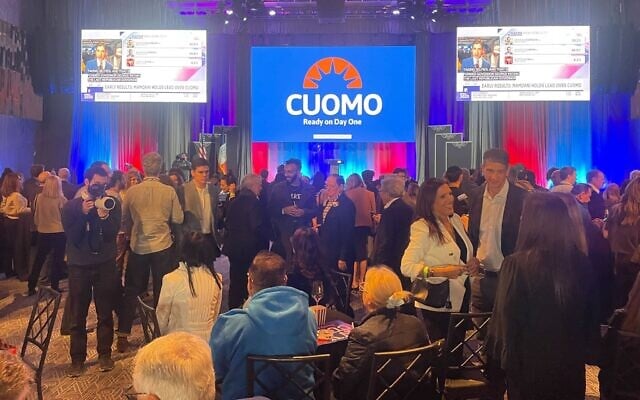 حامیان اندرو کومو در رویداد تماشای کمپین او در شهر نیویورک، ۴ نوامبر ۲۰۲۵.