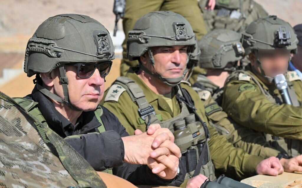 Prime Minister Benjamin Netanyahu (foreground) visits IDF troops in southern Syria, accompanied by IDF Chief of Staff Lt. Gen. Eyal Zamir (right), November 19, 2025. (Kobi Gideon/GPO)