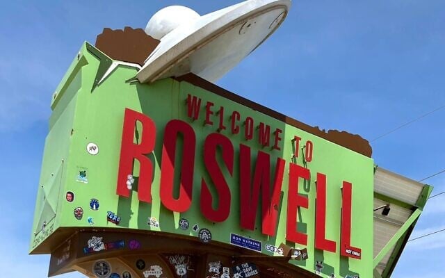The welcome to Roswell sign includes UFO decor. (Larry Luxner/ JTA)