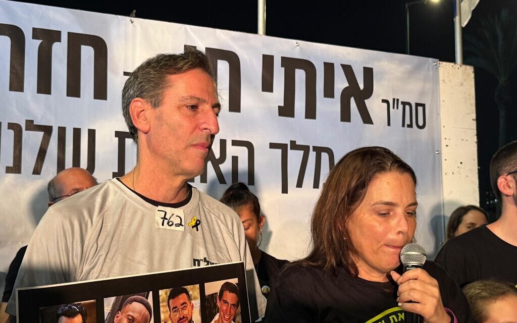 Ruby (R) and Hagit Chen, parents of slain hostage Itay Chen, at a ceremony marking the return of his body, in Netanya. (Shai Hazan/Pro-Democracy Protest Movement)
