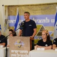 Yoaz Hendel speaking at a press conference for his HaMiluimnikim party, November 19, 2025. (Credit: HaMiluimnikim)