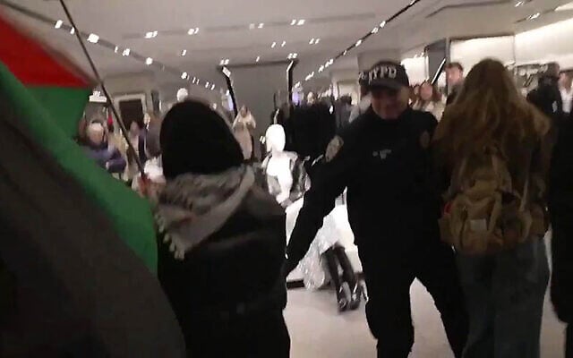 Protesters enter a Zara store in New York, November 30, 2025 (Screenshot Used in accordance with Clause 27a of the Copyright Law) Protesters enter a Zara store in New York, November 30, 2025 (Screenshot Used in accordance with Clause 27a of the Copyright Law)