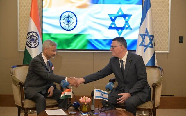 Indian Foreign Minister Subrahmanyam Jaishankar (L) and Foreign Minister Gideon Sa'ar  meet in Jerusalem on December 16, 2025 (Shlomi Amselam/GPO)
