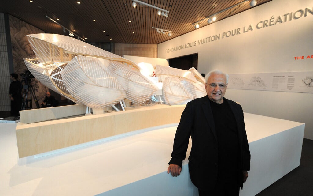 Architect Frank Gehry poses with a model of the The Foundation Louis Vuitton building at the 'Louis Vuitton: A Passion for Creation' (Fondation Louis Vuitton pour la Création) art exhibition in Hong Kong on May 21, 2009. (Mike CLARKE / AFP) Architect Frank Gehry poses with a model of the The Foundation Louis Vuitton building at the 'Louis Vuitton: A Passion for Creation' (Fondation Louis Vuitton pour la Création) art exhibition in Hong Kong on May 21, 2009. (Mike CLARKE / AFP)