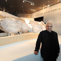 Architect Frank Gehry poses with a model of the The Foundation Louis Vuitton building at the 'Louis Vuitton: A Passion for Creation' (Fondation Louis Vuitton pour la Création) art exhibition in Hong Kong on May 21, 2009. (Mike CLARKE / AFP)
