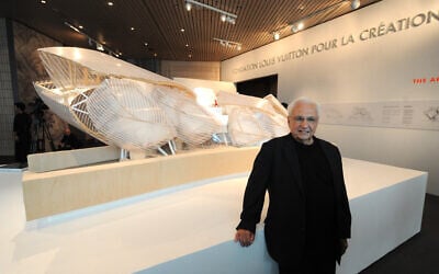 Architect Frank Gehry poses with a model of the The Foundation Louis Vuitton building at the 'Louis Vuitton: A Passion for Creation' (Fondation Louis Vuitton pour la Création) art exhibition in Hong Kong on May 21, 2009. (Mike CLARKE / AFP)