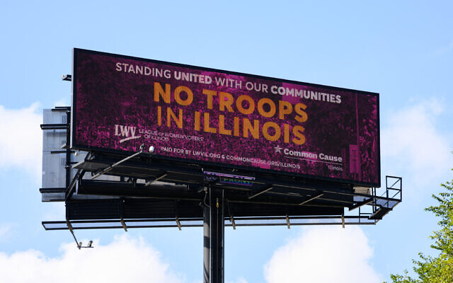 Se ven vallas publicitarias de Gana sin guerra que dicen No hay tropas en Illinois en respuesta a la presencia de tropas de la Guardia Nacional federalizada el 14 de octubre de 2025 en Chicago, Illinois. (Daniel Boczarski / GETTY IMAGES NORTH AMERICA / Getty Images vía AFP)