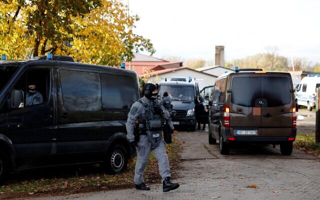 llustrative: Police officers seen during searches of a site in Berlin on October 29, 2025. (Odd ANDERSEN / AFP) llustrative: Police officers seen during searches of a site in Berlin on October 29, 2025. (Odd ANDERSEN / AFP)