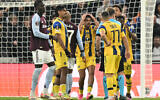 Maccabi Tel Aviv players react as a penalty is awarded to Aston Villa during the UEFA Europa League league-stage football match between Aston Villa and Maccabi Tel Aviv at Villa Park in Birmingham on November 6, 2025. (Oli SCARFF / AFP)