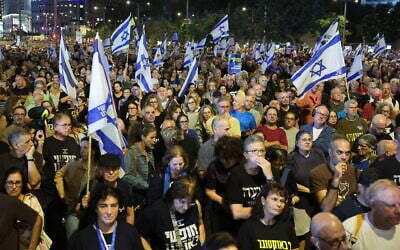 Anti-government protesters demand a state commission of inquiry at a rally in Tel Aviv on November 8, 2025. (Jack GUEZ / AFP)