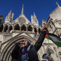 A protester takes part in a demonstration in support of 'Defend Our Juries' and their campaign against the ban on Palestine Action, outside the Royal Courts of Justice, Britain's High Court, in central London on November 26, 2025. (CARLOS JASSO / AFP)