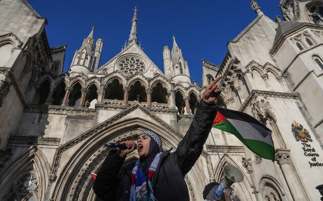 A protester takes part in a demonstration in support of Palestine Action, outside the Royal Courts of Justice, Britain's High Court, in central London on November 26, 2025. (CARLOS JASSO / AFP) A protester takes part in a demonstration in support of Palestine Action, outside the Royal Courts of Justice, Britain's High Court, in central London on November 26, 2025. (CARLOS JASSO / AFP)