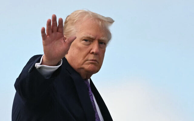 US President Donald Trump waves while boarding Air Force One at Palm Beach International Airport on November 30, 2025. (Jim WATSON / AFP) US President Donald Trump waves while boarding Air Force One at Palm Beach International Airport on November 30, 2025. (Jim WATSON / AFP)